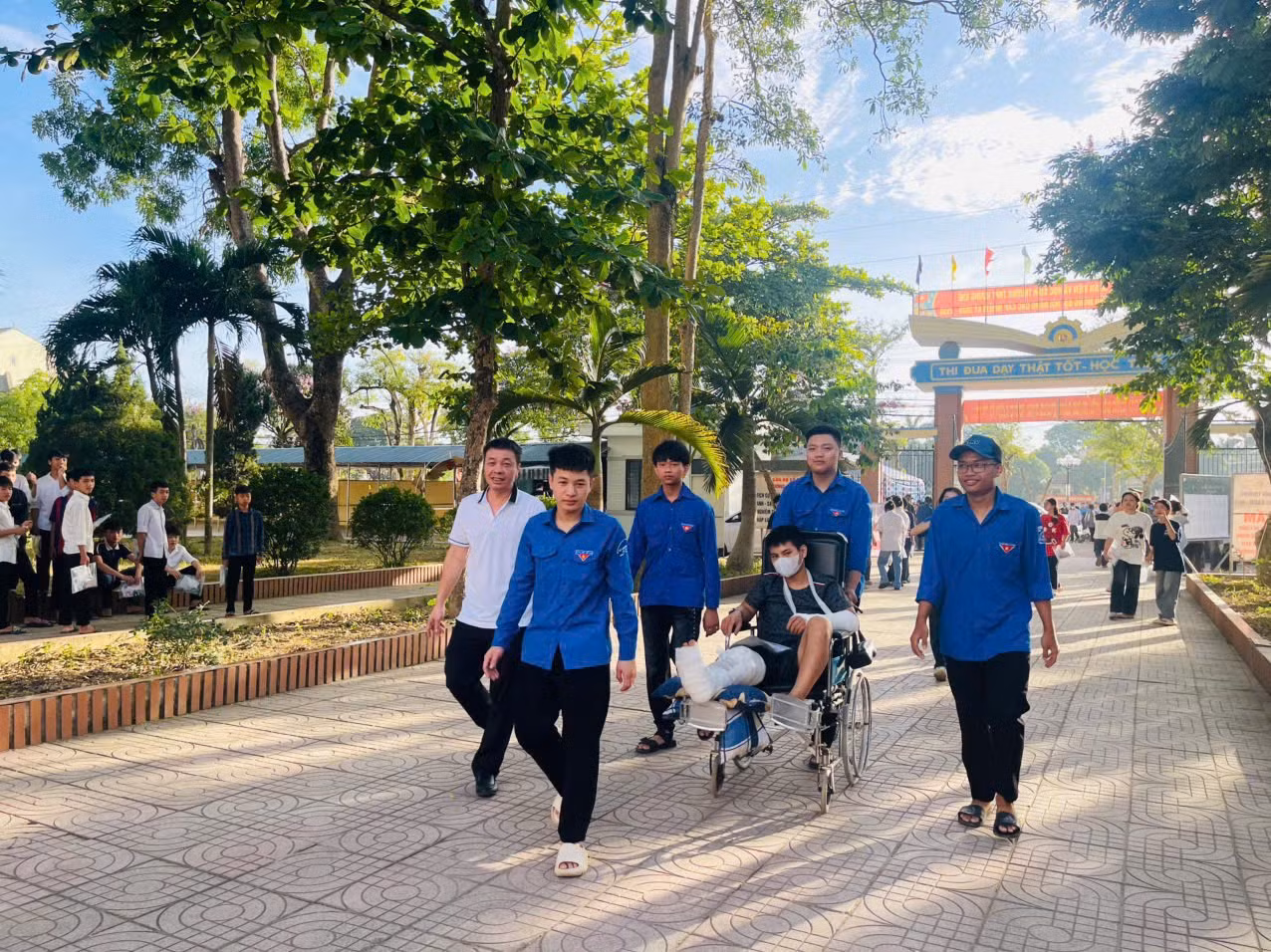 Hình ảnh màu áo xanh tình nguyện nhiệt tình, trách nhiệm đã để lại ấn tượng đẹp trong lòng phụ huynh và học sinh.