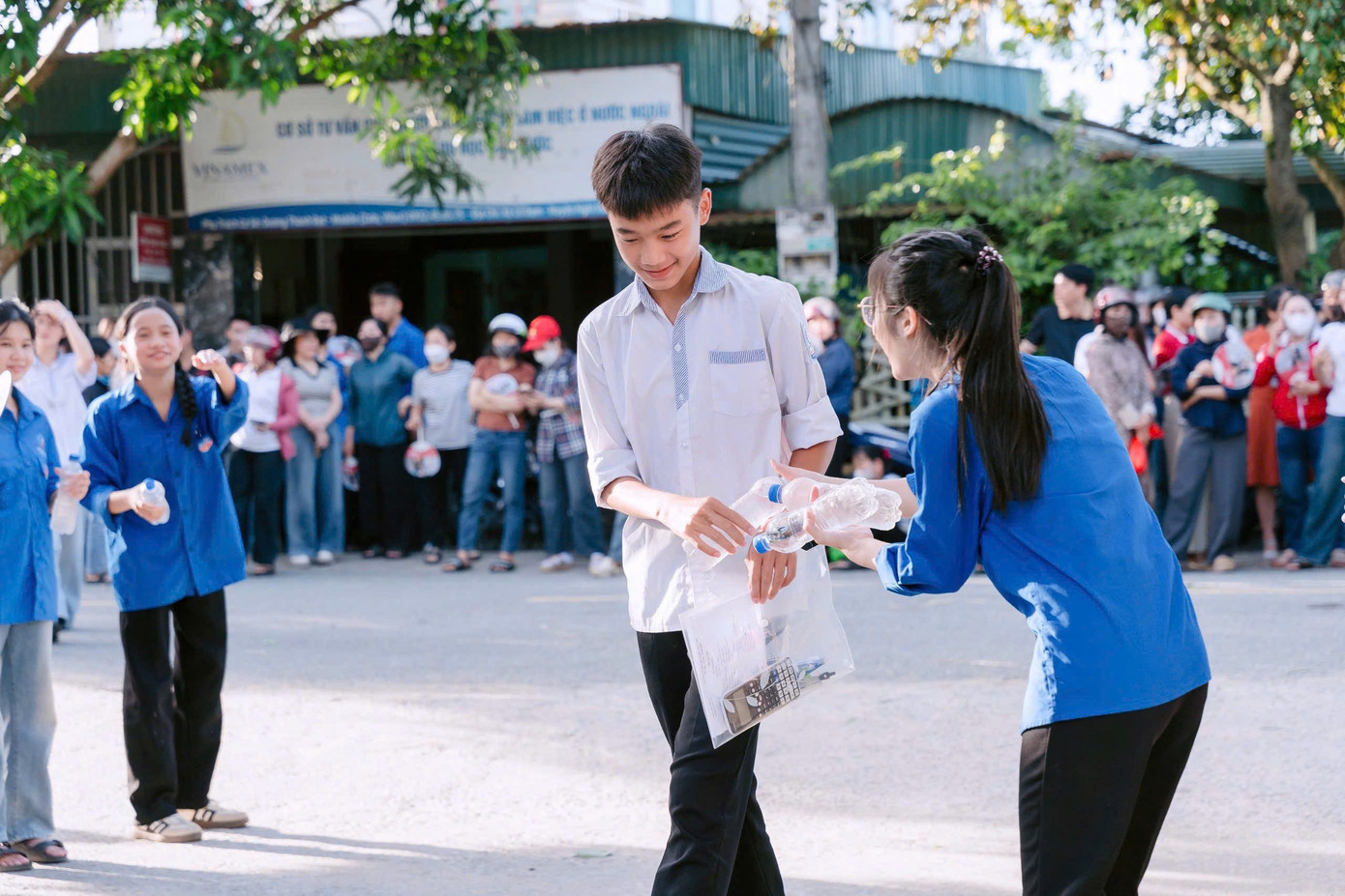 Tuổi trẻ Nghi Xuân cũng thành lập các đội thanh niên tình nguyện tham gia tiếp sức mùa thi Kỳ thi tuyển sinh vào lớp 10 THPT năm học 2025 -2026. Trong đó thực hiện các hoạt động như phát nước uống miễn phí, xe ôm miễn phí, giữ đồ cho các thí sinh, đội đảm bảo trật tự giao thông trước cổng trường, giữ xe miễn phí, hỗ trợ thí sinh khó khăn trong đi lại, cõng thí sinh vào phòng thi… Tuổi trẻ Nghi Xuân cũng thành lập các đội thanh niên tình nguyện tham gia tiếp sức mùa thi Kỳ thi tuyển sinh vào lớp 10 THPT năm học 2025 -2026. Trong đó thực hiện các hoạt động như phát nước uống miễn phí, xe ôm miễn phí, giữ đồ cho các thí sinh, đội đảm bảo trật tự giao thông trước cổng trường, giữ xe miễn phí, hỗ trợ thí sinh khó khăn trong đi lại, cõng thí sinh vào phòng thi…