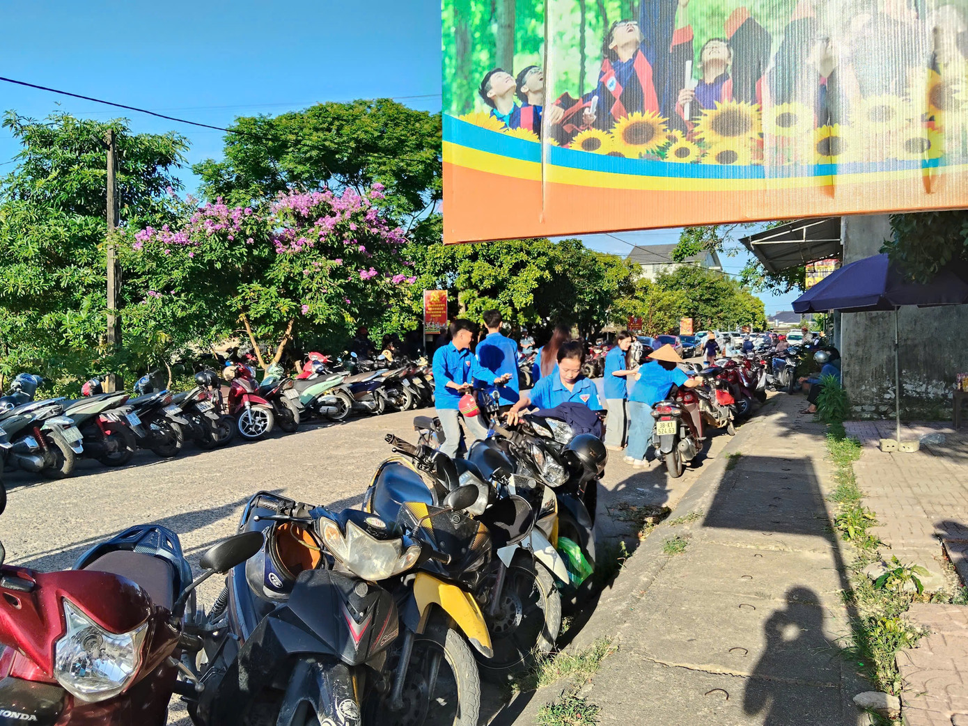 Những chiếc xe được lực lượng thanh niên sắp xếp, giữ miễn phí tại các đoạn đường gần điểm thi. Những chiếc xe được lực lượng thanh niên sắp xếp, giữ miễn phí tại các đoạn đường gần điểm thi.