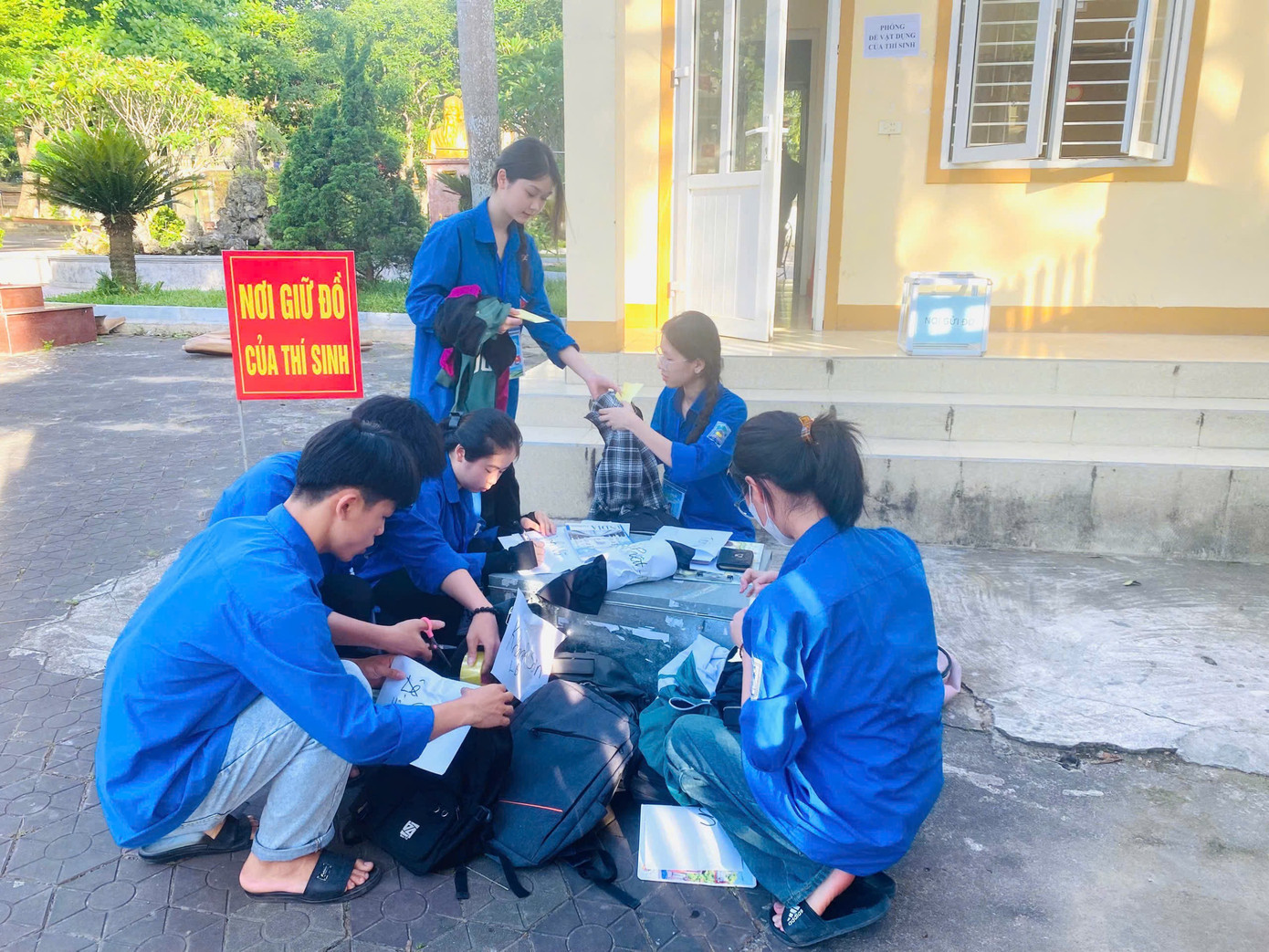 Với phương châm thiết thực - hiệu quả - an toàn, các đội hình tình nguyện đã tổ chức nhiều hoạt động ý nghĩa như: Hỗ trợ sắp xếp bàn ghế, vệ sinh khu vực thi, trông giữ xe và đồ dùng miễn phí, phát nước uống, quạt mát, hỗ trợ tra cứu thông tin, hướng dẫn thí sinh vào phòng thi, in treo băng rôn, khẩu hiệu động viên tinh thần các em. Với phương châm thiết thực - hiệu quả - an toàn, các đội hình tình nguyện đã tổ chức nhiều hoạt động ý nghĩa như: Hỗ trợ sắp xếp bàn ghế, vệ sinh khu vực thi, trông giữ xe và đồ dùng miễn phí, phát nước uống, quạt mát, hỗ trợ tra cứu thông tin, hướng dẫn thí sinh vào phòng thi, in treo băng rôn, khẩu hiệu động viên tinh thần các em.