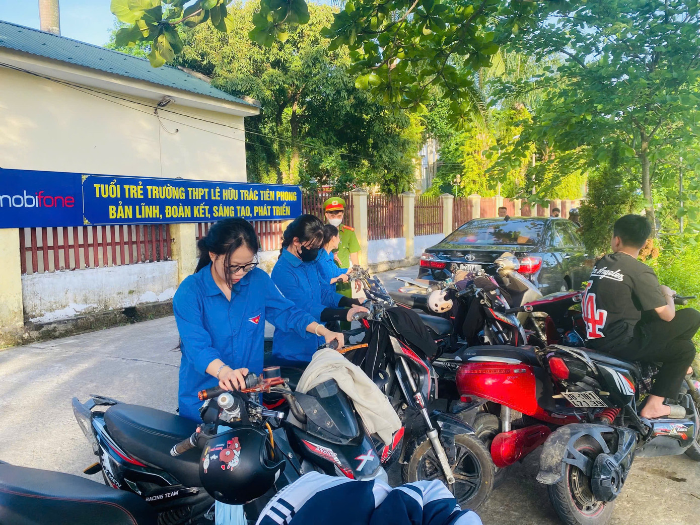 Những chiếc xe được lực lượng thanh niên sắp xếp, giữ miễn phí tại các đoạn đường gần điểm thi. Những chiếc xe được lực lượng thanh niên sắp xếp, giữ miễn phí tại các đoạn đường gần điểm thi.