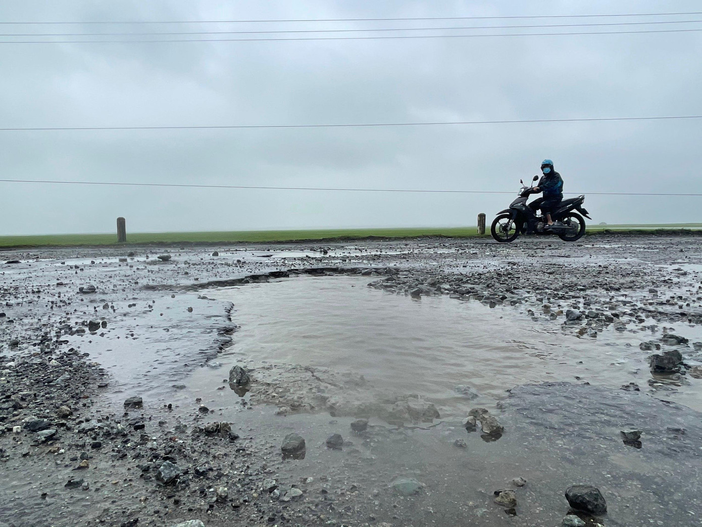 Nhiều phương tiện gặp khó khăn khi di chuyển qua con đường này.