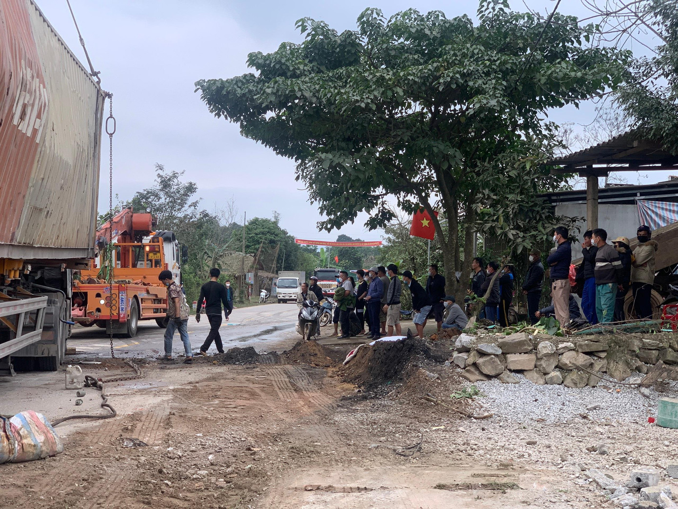 Nhiều người dân đến theo dõi việc giải phóng hiện trường.