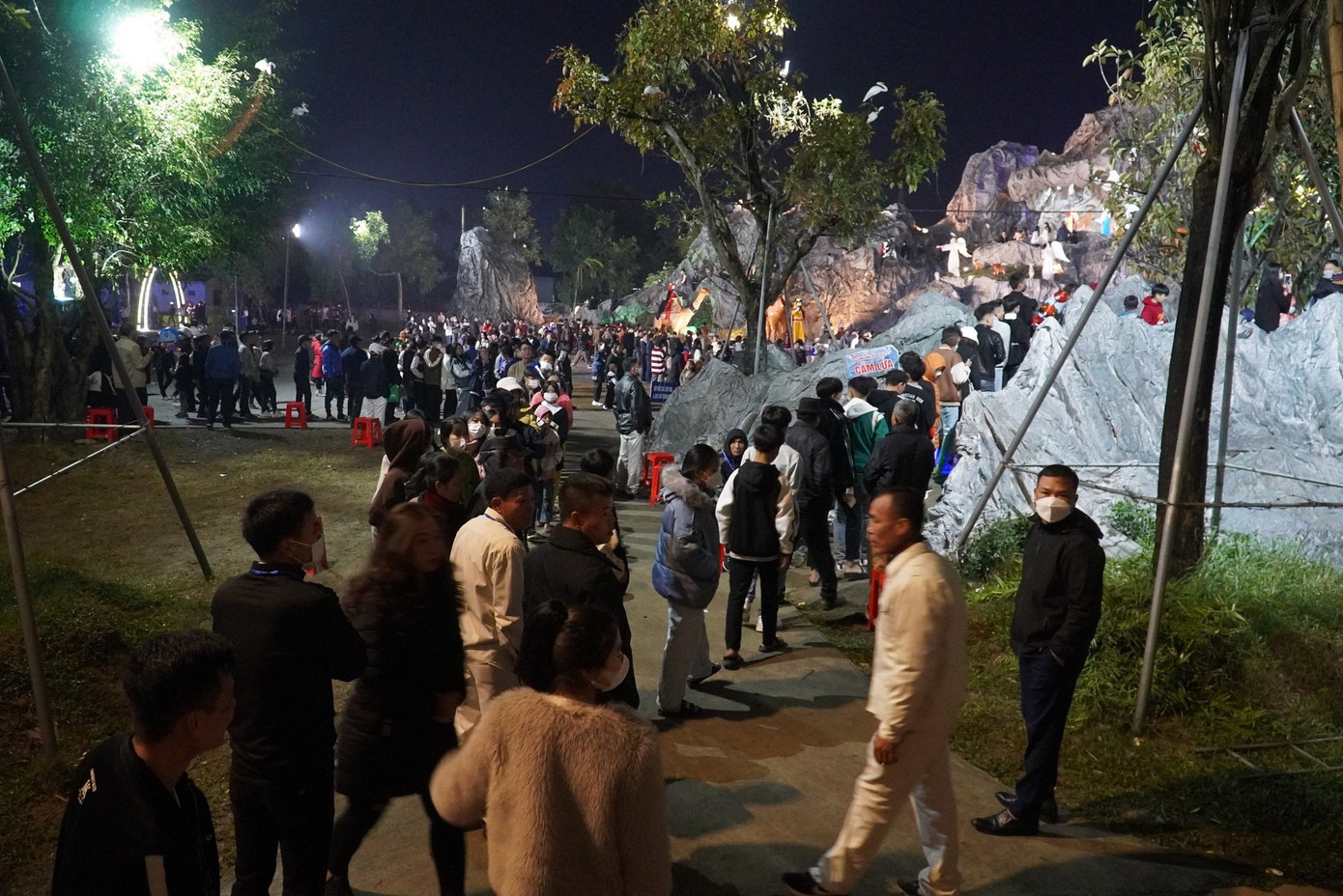 Năm nay giáo xứ Văn Hạnh làm hang đá “khổng lồ” với chiều cao 25m được xây dựng trên khu đất có diện tích 5.000 m2. Hệ thống hang được bài trí công phu với hàng chục hoạt cảnh, thu hút đông đảo người dân đến tham quan.