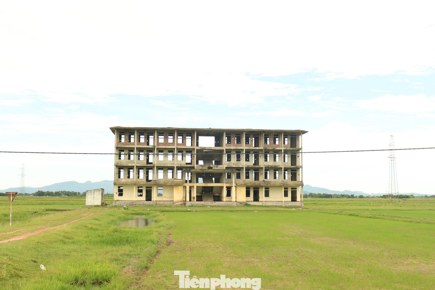 Vào năm 2010, trường THPT Mai Kính được đầu tư xây dựng tại xã Việt Tiến, huyện Thạch Hà, tỉnh Hà Tĩnh với tổng số vốn hơn 31 tỷ đồng do UBND huyện Thạch Hà làm chủ đầu tư.