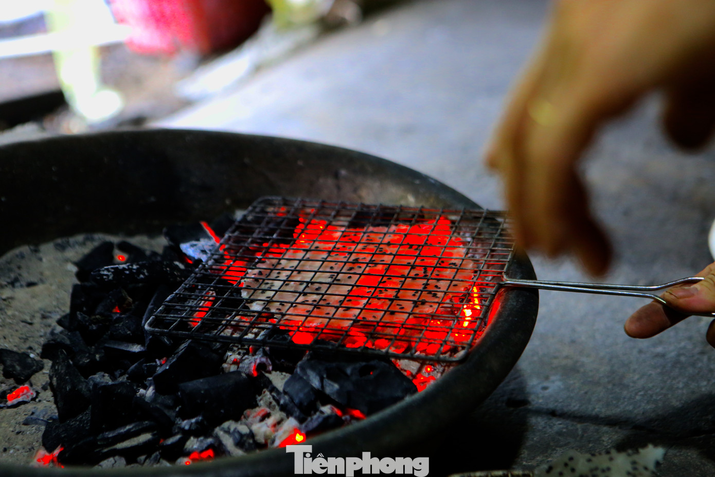 Bà Thảo nấu kẹo, làm thủ công. Bánh được tráng nướng bằng than đỏ rực trước khi đổ kẹo lên. Tay lật bánh liên tục để tránh bị cháy và có độ giòn, thơm mùi vừng đen.