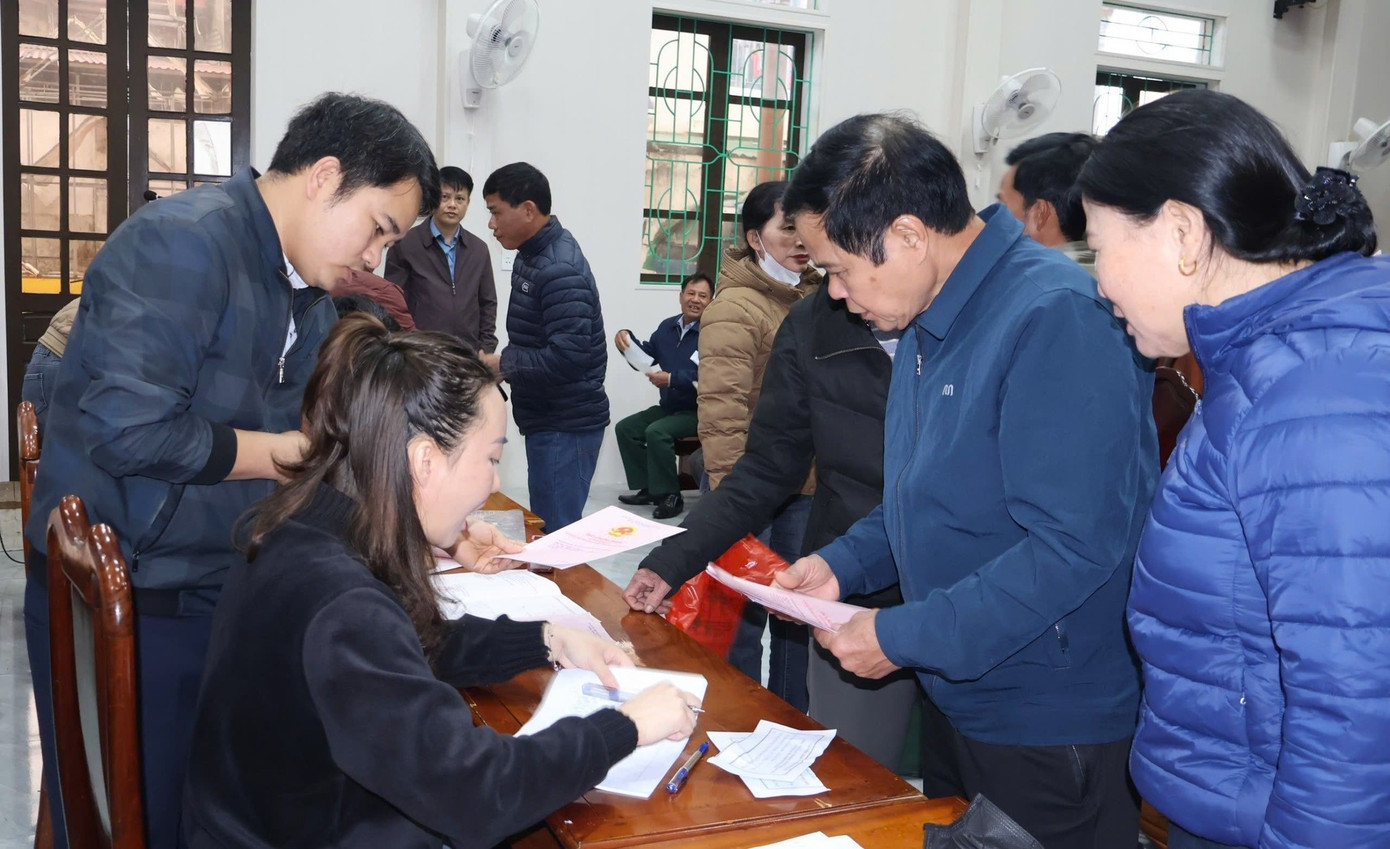 Văn phòng đăng ký đất đai chi nhánh Thạch Hà đã phối hợp với UBND thị trấn Lộc Hà chỉnh lý biến động trên bìa đất cho người dân vào ngày cuối tuần. Văn phòng đăng ký đất đai chi nhánh Thạch Hà đã phối hợp với UBND thị trấn Lộc Hà chỉnh lý biến động trên bìa đất cho người dân vào ngày cuối tuần.