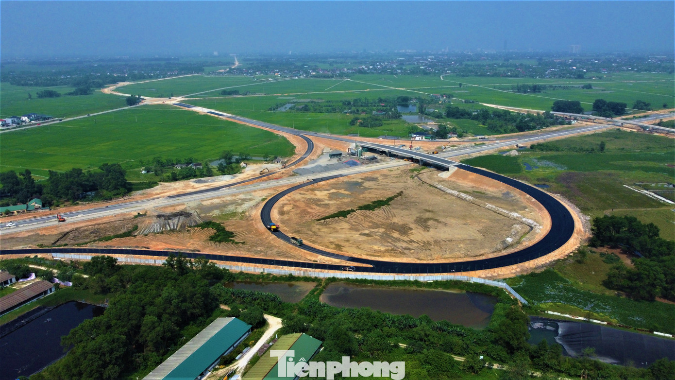 Khi tuyến cao tốc Bắc - Nam qua Hà Tĩnh hoàn thành, người dân thành phố Hà Tĩnh có thể di chuyển theo đường Ngô Quyền - đường tỉnh ĐT550 hoặc đi từ đường tỉnh ĐT550 (tỉnh lộ 3 cũ, hướng TP Hà Tĩnh đi Hương Khê) để lên cao tốc. Ngoài ra, người dân có thể di chuyển theo đường song hành cao tốc (đường tỉnh ĐT550 - Hàm Nghi kéo dài (dài 4km, đang thi công) rồi vào nút giao, rẽ lên cao tốc.