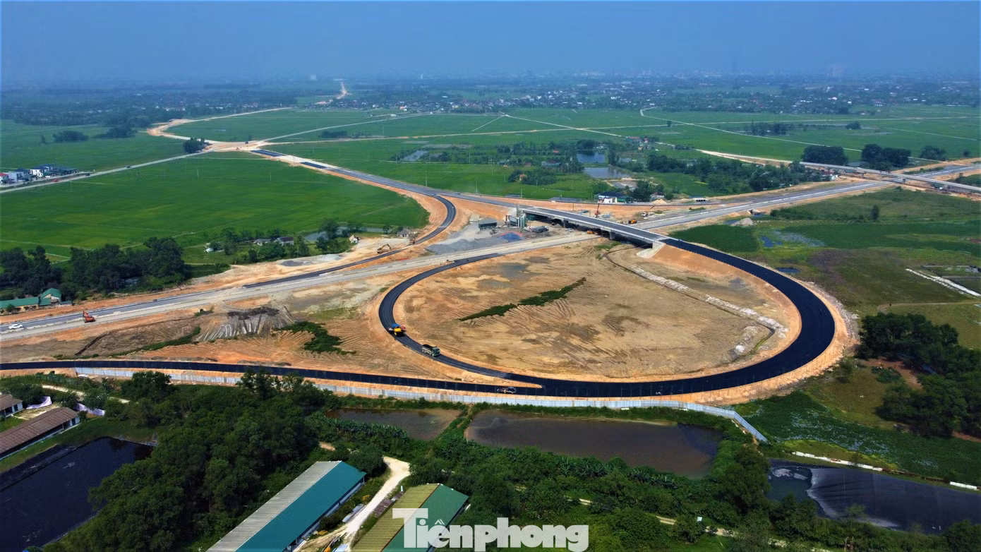 Khi tuyến cao tốc Bắc - Nam qua Hà Tĩnh hoàn thành, người dân thành phố Hà Tĩnh có thể di chuyển theo đường Ngô Quyền - đường tỉnh ĐT550 hoặc đi từ đường tỉnh ĐT550 (tỉnh lộ 3 cũ, hướng TP Hà Tĩnh đi Hương Khê) để lên cao tốc. Ngoài ra, người dân có thể di chuyển theo đường song hành cao tốc (đường tỉnh ĐT550 - Hàm Nghi kéo dài (dài 4km, đang thi công) rồi vào nút giao, rẽ lên cao tốc.