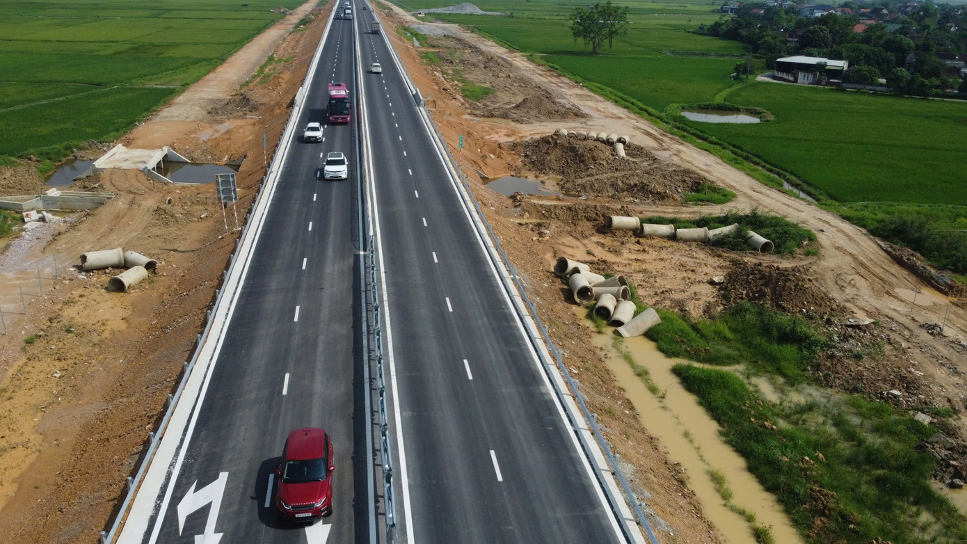 Cao tốc Bãi Vọt - Hàm Nghi thông thoáng ngày đầu kỳ nghỉ lễ. Cao tốc Bãi Vọt - Hàm Nghi thông thoáng ngày đầu kỳ nghỉ lễ.
