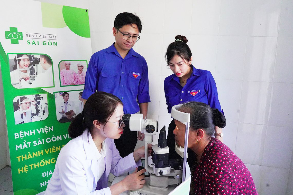 Nhiều đơn vị cũng tổ chức khám và cấp thuốc miễn phí cho người có công, có hoàn cảnh khó khăn trên địa bàn. Nhiều đơn vị cũng tổ chức khám và cấp thuốc miễn phí cho người có công, có hoàn cảnh khó khăn trên địa bàn.