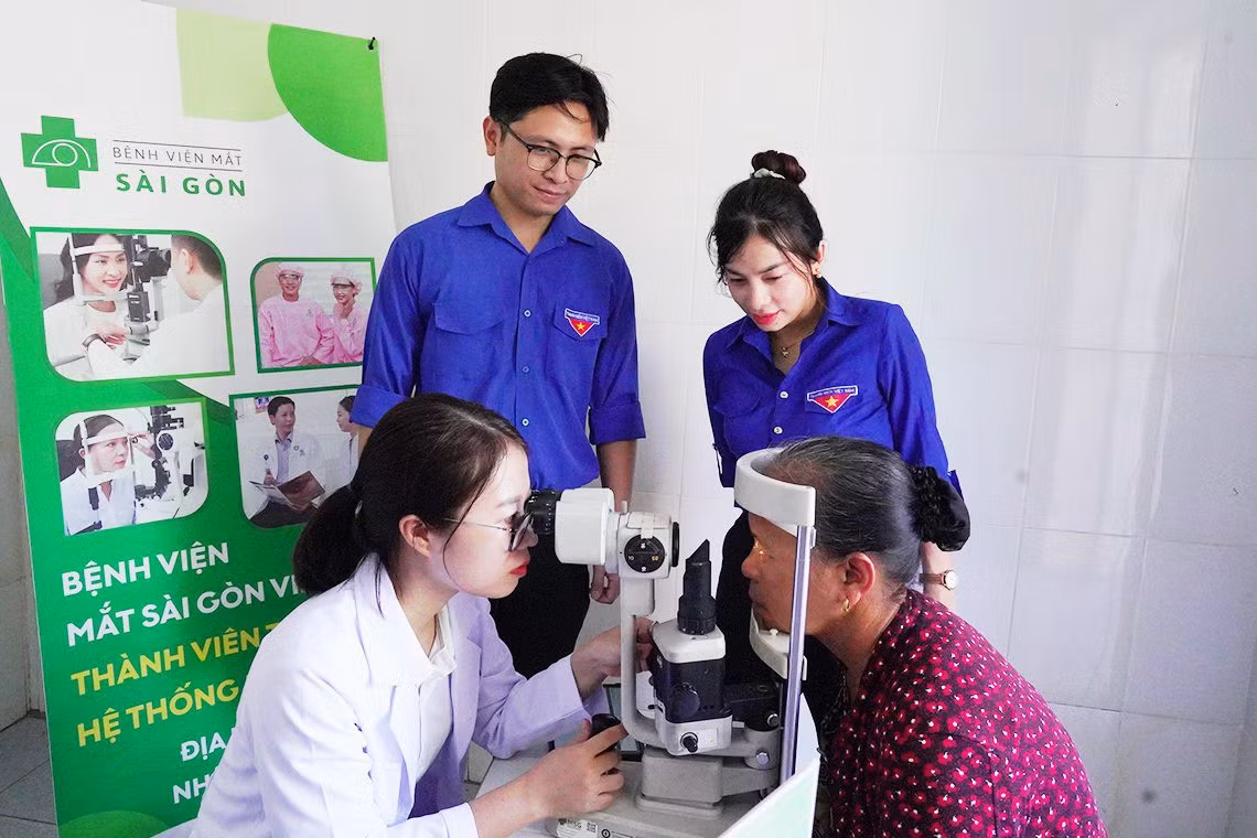 Nhiều đơn vị cũng tổ chức khám và cấp thuốc miễn phí cho người có công, có hoàn cảnh khó khăn trên địa bàn.