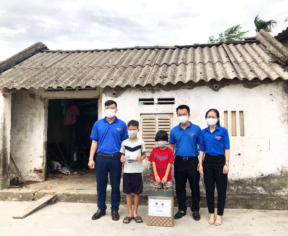 Trước bối cảnh sẽ học trực tuyến do dịch COVID-19, các đơn vị đoàn trong toàn tỉnh Hà Tĩnh đã hỗ trợ các em có hoàn cảnh gia đình khó khăn những chiếc điện thoại, bàn học, cặp sách, xe đạp… nhằm động viên tinh thần cho các em khi bước vào năm học mới. Trước bối cảnh sẽ học trực tuyến do dịch COVID-19, các đơn vị đoàn trong toàn tỉnh Hà Tĩnh đã hỗ trợ các em có hoàn cảnh gia đình khó khăn những chiếc điện thoại, bàn học, cặp sách, xe đạp… nhằm động viên tinh thần cho các em khi bước vào năm học mới.