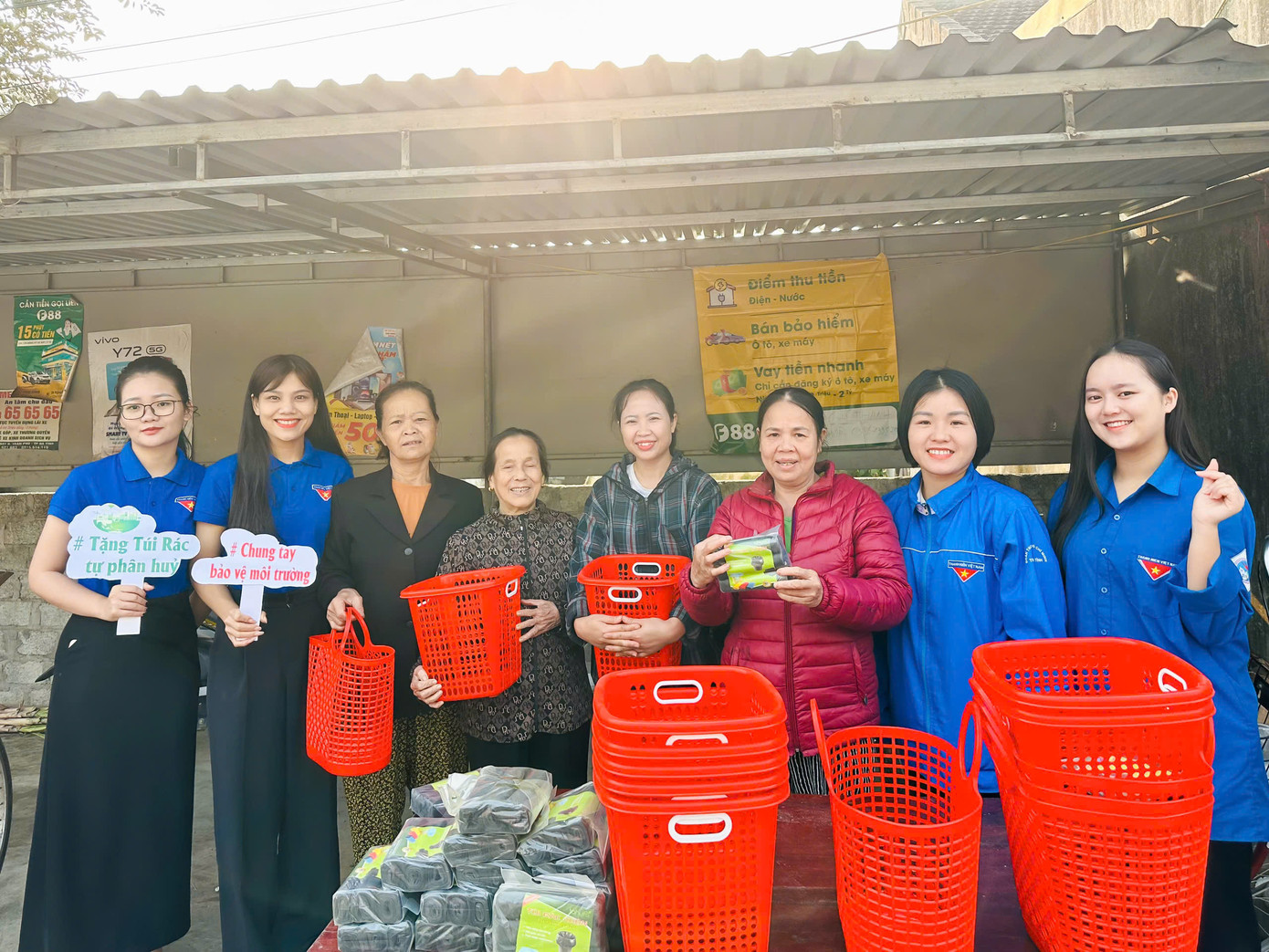 Thành Đoàn thành phố Hà Tĩnh đã đồng loạt triển khai nhiều hoạt động sôi nổi, sáng tạo, ý nghĩa về việc tuyên truyền hạn chế sử dụng rác thải nhựa như: Đổi rác lấy quà, tặng túi rác tự phân hủy; sáng tạo thùng rác tái chế từ lốp xe cũ; mô hình dàn cây tái chế được làm từ sắt cũ và chai nhựa….