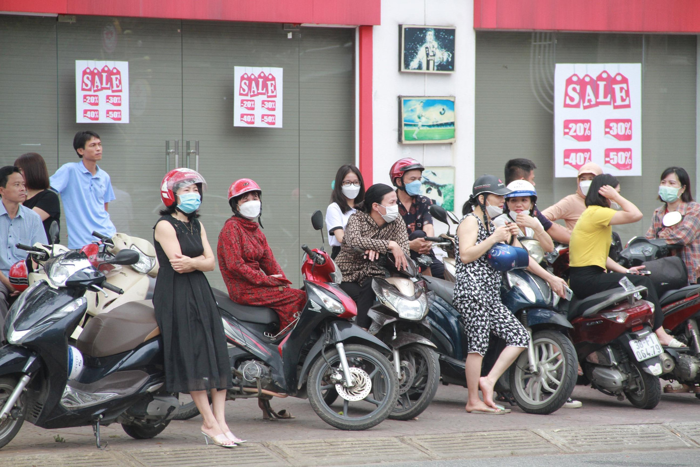 Tại cổng trường THPT Phan Đình Phùng, nhiều phụ huynh đứng phía ngoài chờ đợi con vào làm bài thi.