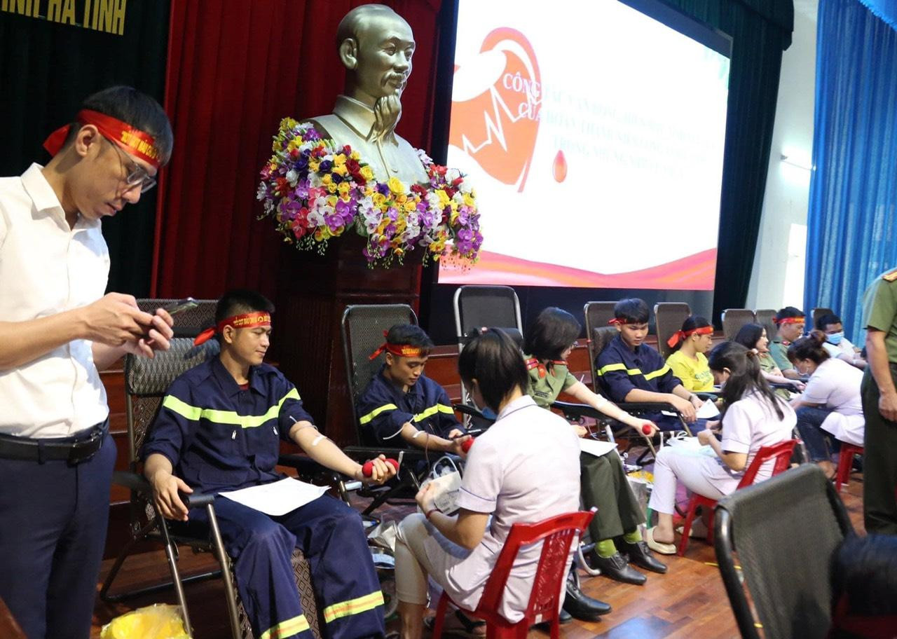 Chương trình hiến máu tình nguyện lần này có gần 250 cán bộ, chiến sĩ Công an Hà Tĩnh đã đăng ký tham gia hiến máu. Nhằm đảm bảo an toàn, tránh tập trung đông người, ban tổ chức chia thành nhiều khung giờ khác nhau để tham gia hiến máu.