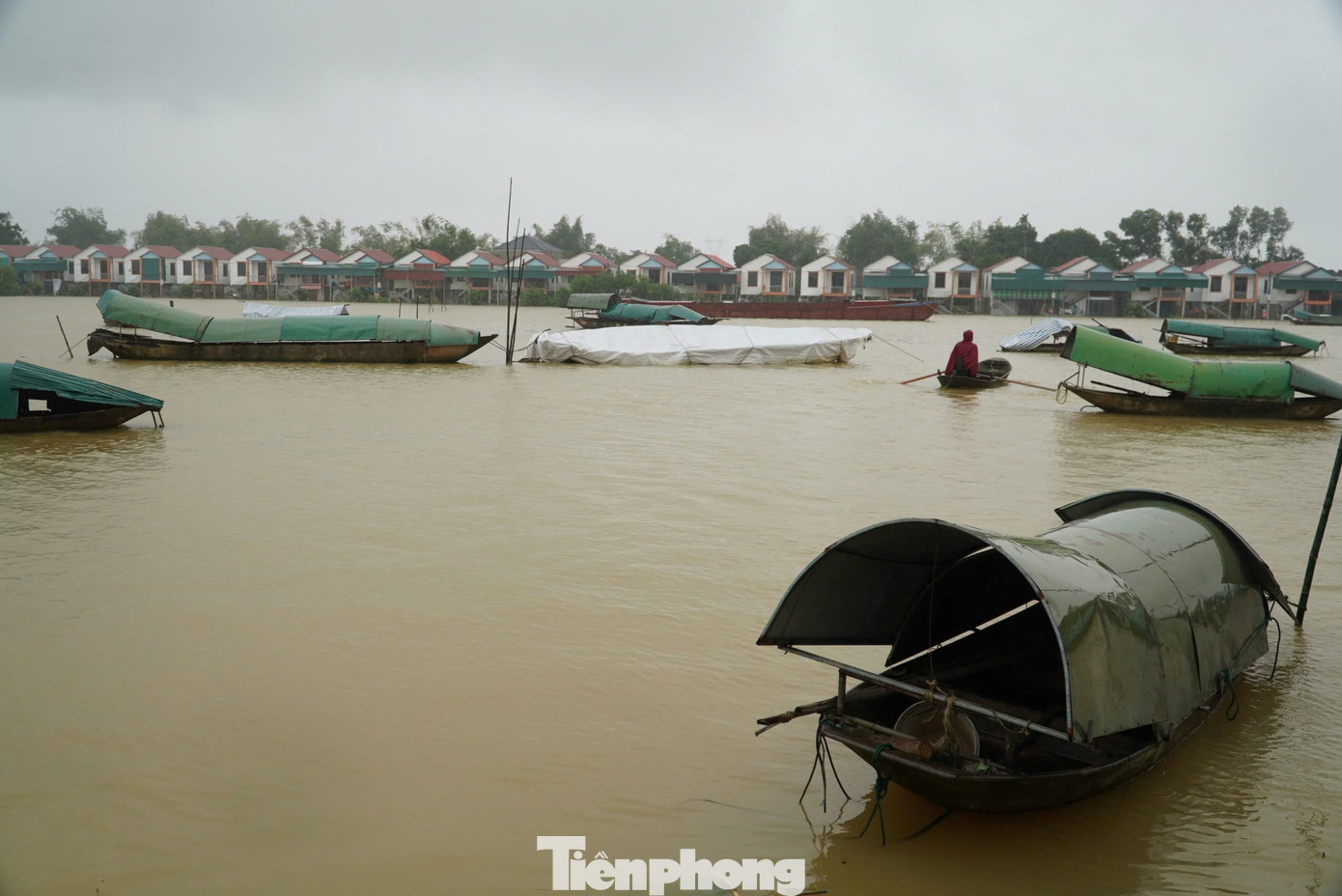 24 ngôi nhà được xây dựng kiên cố, liền kề nhau với diện tích mặt bằng mỗi sàn 56 m2/căn. Những ngôi nhà được thiết kế đặc biệt nhằm phòng tránh lũ. Tầng 1, dùng làm nơi cất giữ phương tiện. Tầng 2 bố trí phòng khách, phòng ngủ, bếp ăn, khu vệ sinh. Công trình được đầu tư với tổng số tiền hơn 9 tỷ đồng.