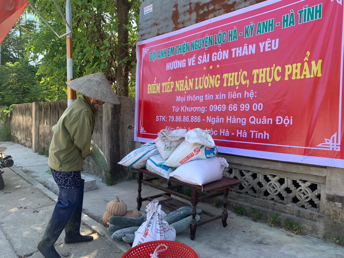 Nhiều điểm tiếp nhận hỗ trợ người dân miền Nam được xây dựng.