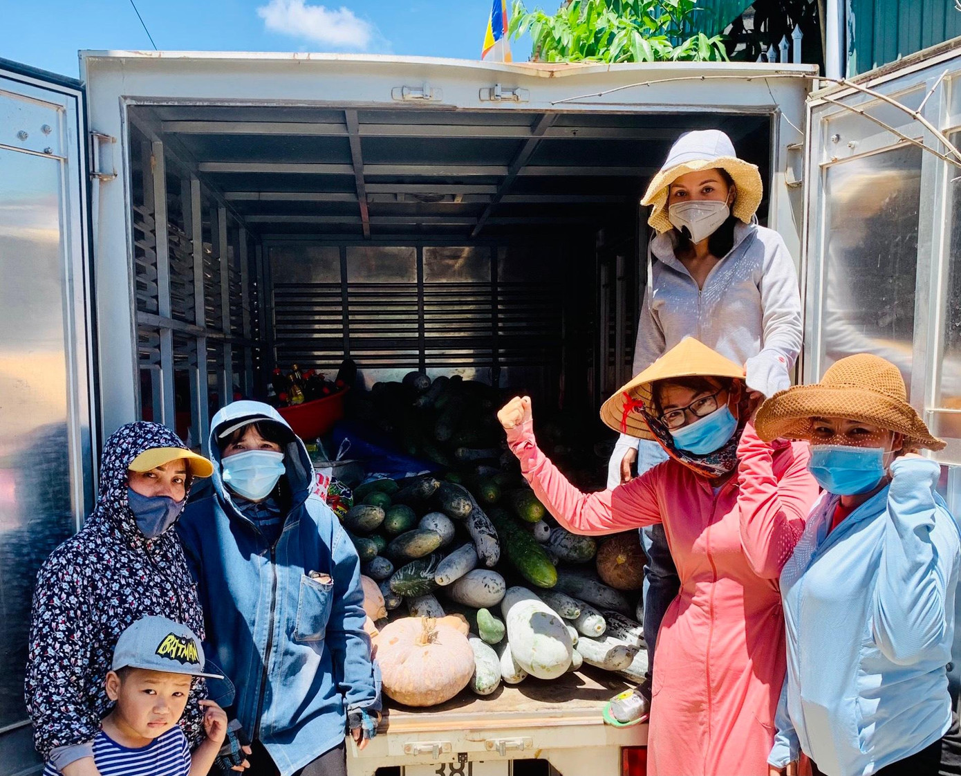 Các lực lượng thanh niên, nhóm thiện nguyện ở huyện Lộc Hà tiếp nhận những món quà của người dân gửi vào hỗ trợ người dân miền Nam.