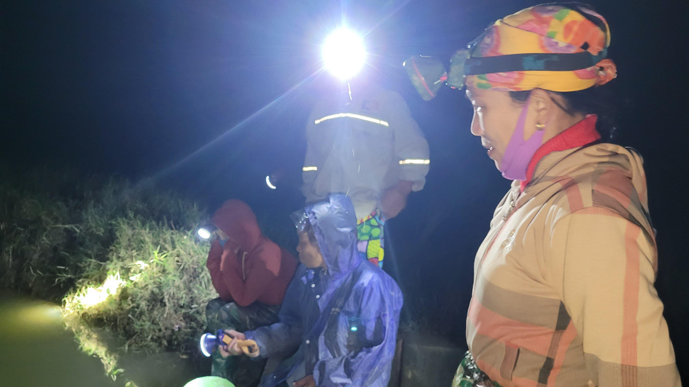 Tại xã Yên Hồ (huyện Đức Thọ) trở nên nhộn nhịp khi người dân kéo nhau ra những cánh đồng ven sông La để bắt rươi.