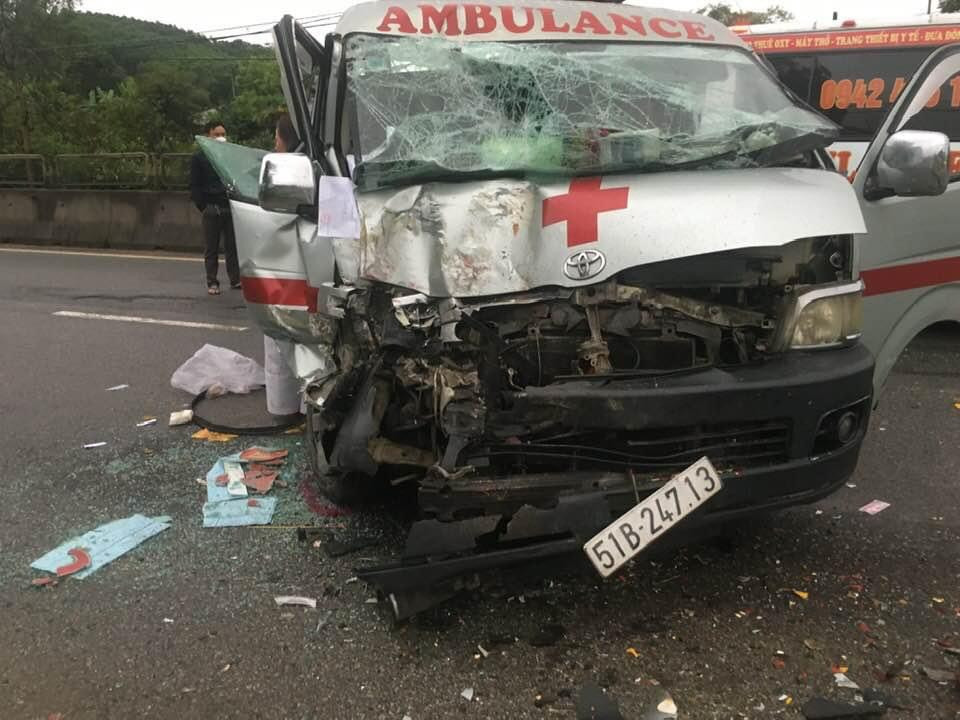 Xe cứu thương biến dạng sau tai nạn.