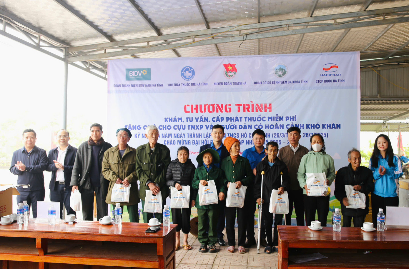 Chương trình đã trao 15 suất quà cho các đối tượng có hoàn cảnh đặc biệt khó khăn.