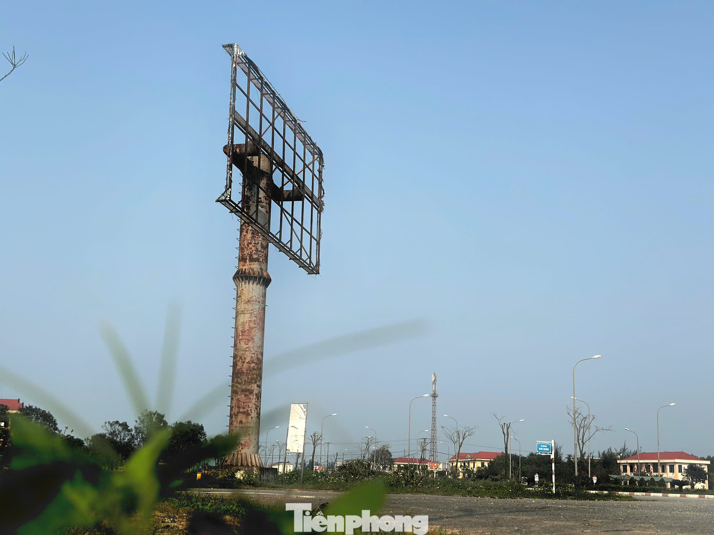 Nhiều pano quảng cáo chỉ còn khung sắt rỉ sét, kèm theo đó là hệ thống dây điện hư hỏng tiềm ẩn nguy cơ mất an toàn. Nhiều pano quảng cáo chỉ còn khung sắt rỉ sét, kèm theo đó là hệ thống dây điện hư hỏng tiềm ẩn nguy cơ mất an toàn.