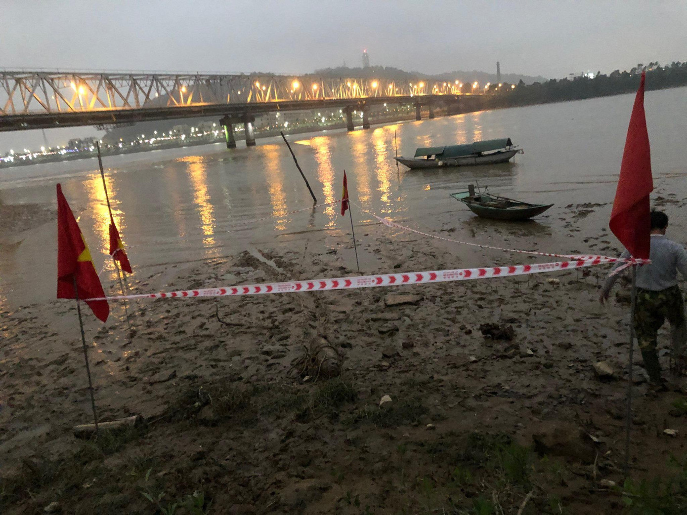 Lực lượng chức năng đã giăng dây để bảo vệ khu vực nơi phát hiện có bom.