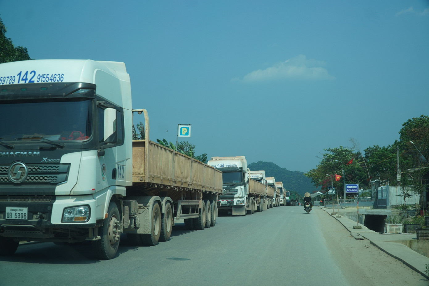 Xe tải phải xếp hàng chờ hơn một giờ đồng hồ mới di chuyển được.