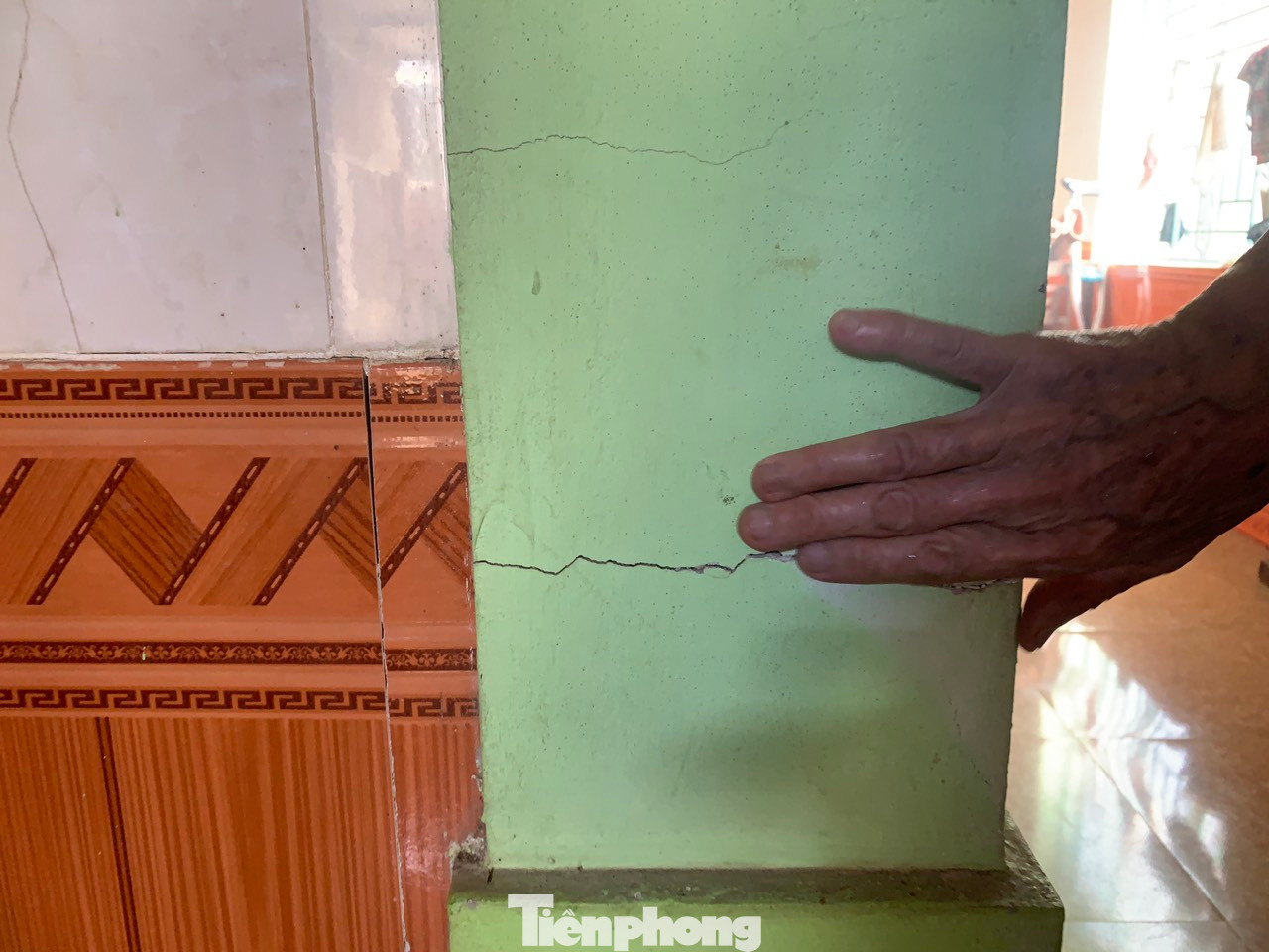 Khu vực bờ tường nhà của các hộ dân chi chít vết nứt.