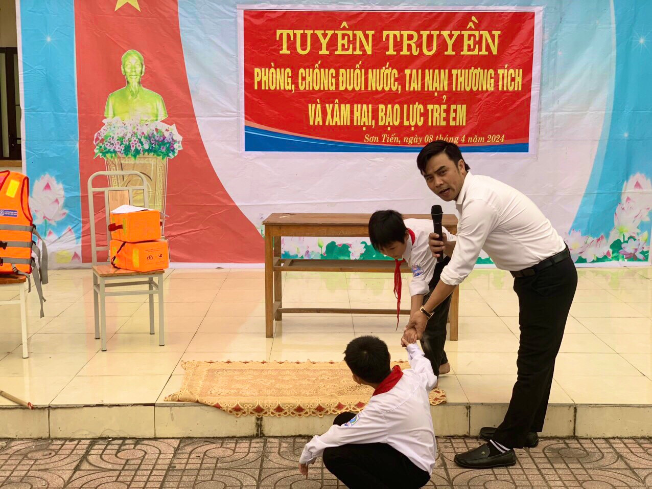 Các hoạt động tuyên truyền không chỉ tập trung vào việc cung cấp kiến thức về cách đối phó với tình huống nguy hiểm mà còn nhấn mạnh vào tầm quan trọng của việc duy trì sự cảnh giác và trách nhiệm cá nhân trong mọi hoàn cảnh.