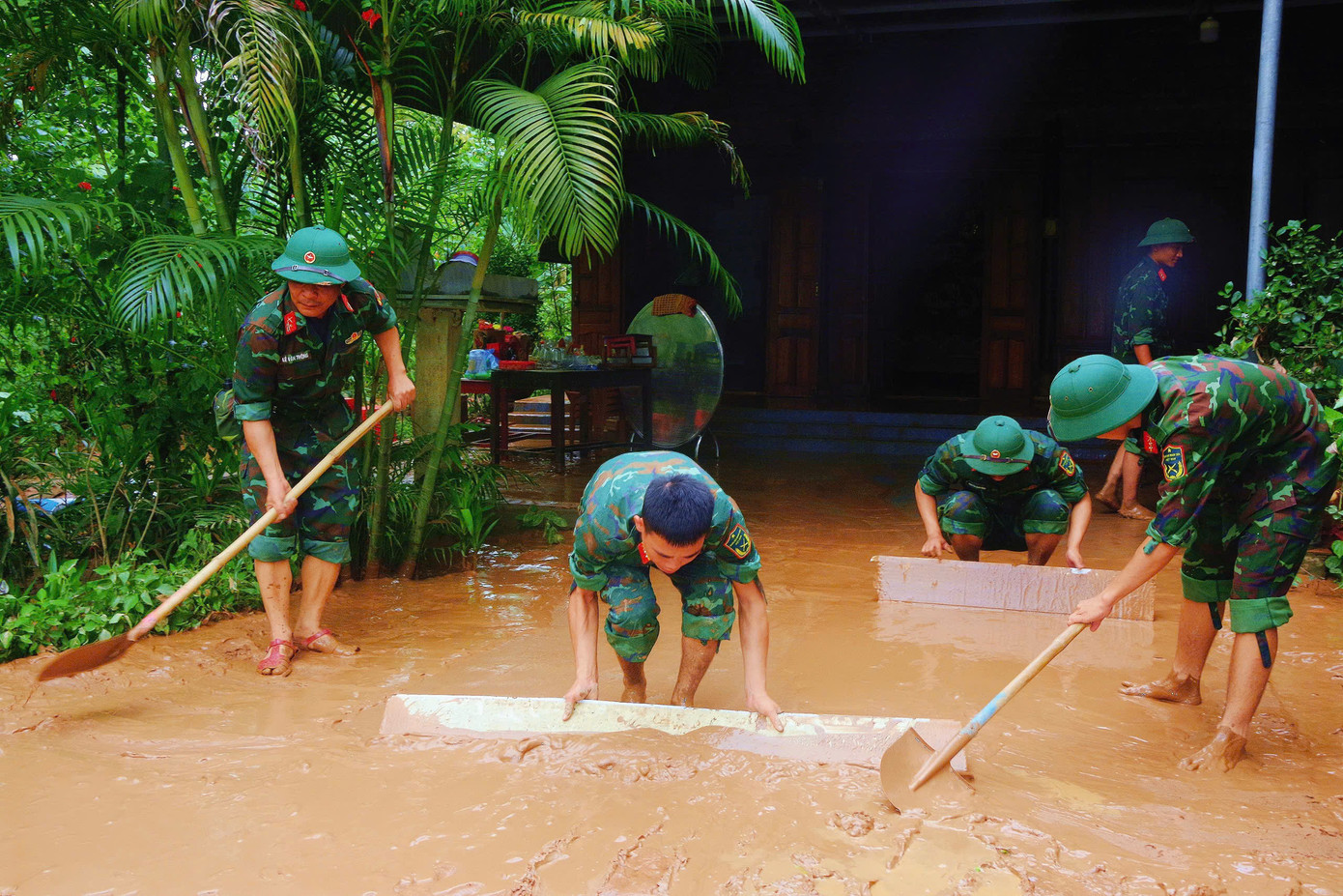 Trước tình hình mưa lớn kéo dài gây ngập úng và thiệt hại tại huyện Cẩm Xuyên, tỉnh Hà Tĩnh, Đoàn cơ sở Trung đoàn 841, Bộ Chỉ huy Quân sự tỉnh Hà Tĩnh đã nhanh chóng điều động 50 cán bộ, đoàn viên, thanh niên tham gia hỗ trợ nhân dân khắc phục hậu quả thiên tai.