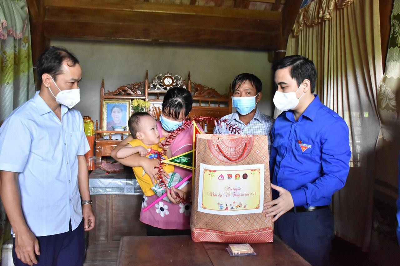 Bí thư Tỉnh đoàn Hà Tĩnh - Lê Thành Đông trao quà tặng các em thiếu nhi dịp Tết Trung thu. Bí thư Tỉnh đoàn Hà Tĩnh - Lê Thành Đông trao quà tặng các em thiếu nhi dịp Tết Trung thu.