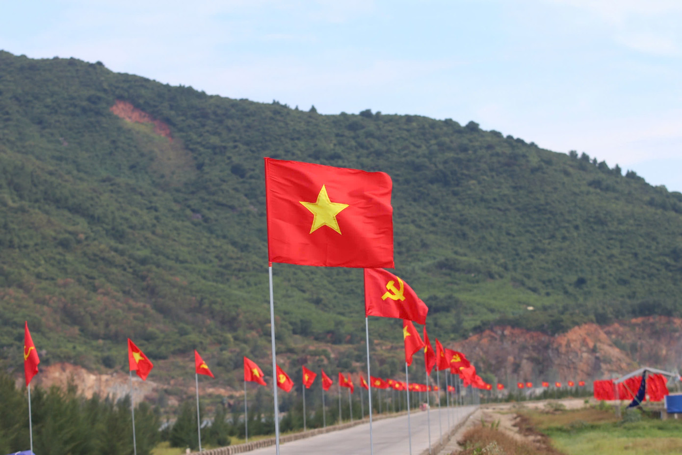 Những ngày này, trên tuyến đê biển dài hơn 2 km ở xã Thạch Kim, huyện Lộc Hà (tỉnh Hà Tĩnh) được trang trí bằng 220 lá cờ Tổ quốc và cờ Đảng. Đường cờ này do Đoàn thanh niên xã Thạch Kim phối hợp thực hiện nhằm lan toả tinh thần yêu nước.