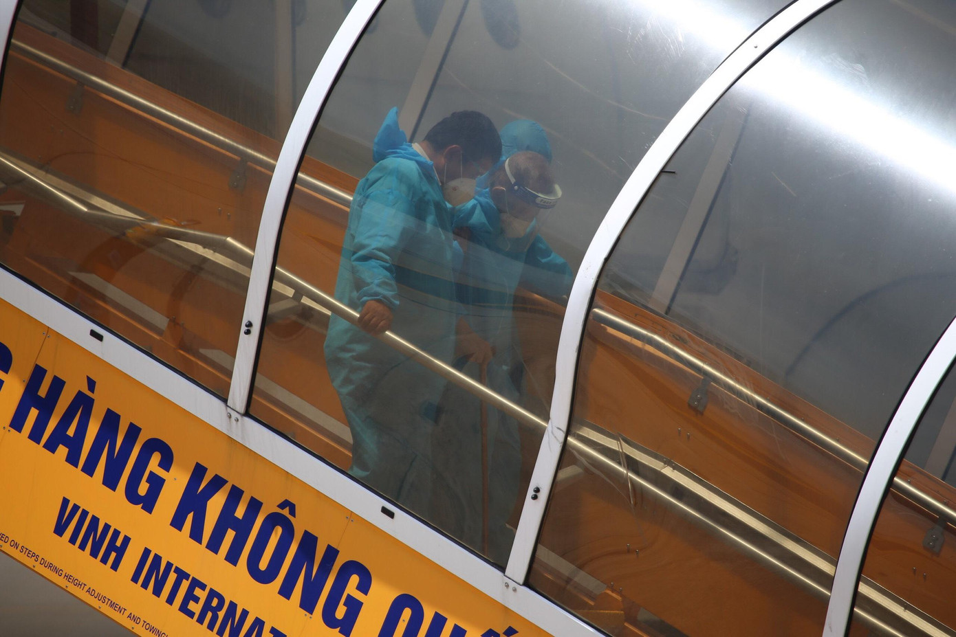 Ngay khi máy bay hạ cánh, các lực lượng chức năng của Hà Tĩnh phối hợp với quản lý sân bay Vinh nhanh chóng triển khai việc đón công dân theo đúng trình tự và đảm bảo các quy định phòng, chống dịch COVID-19. Ngay khi máy bay hạ cánh, các lực lượng chức năng của Hà Tĩnh phối hợp với quản lý sân bay Vinh nhanh chóng triển khai việc đón công dân theo đúng trình tự và đảm bảo các quy định phòng, chống dịch COVID-19.