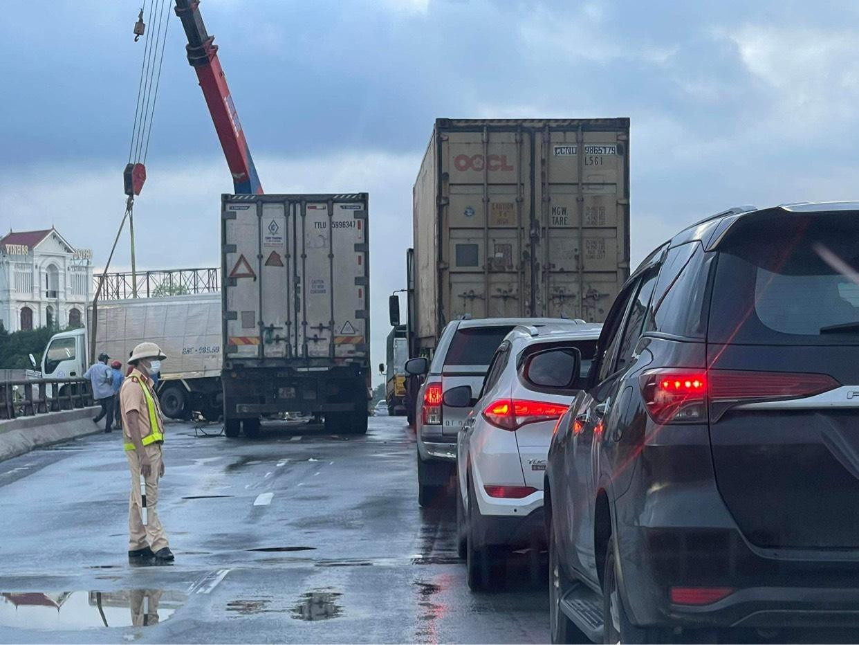 Lực lượng chức năng có mặt phân luồng giao thông trên tuyến đường tránh bị ách tắc.