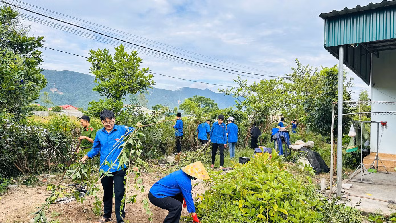 Trong sáng 6/7, Đoàn phường Hoành Sơn (đơn vị mới sáp nhập từ phường Kỳ Nam, phường Kỳ Phương, phường Kỳ Liên và một phần dân số xã Kỳ Lợi) cũng đã tổ chức chỉnh trang, vệ sinh nhà cửa, vườn cho 3 hộ gia đình chính sách.