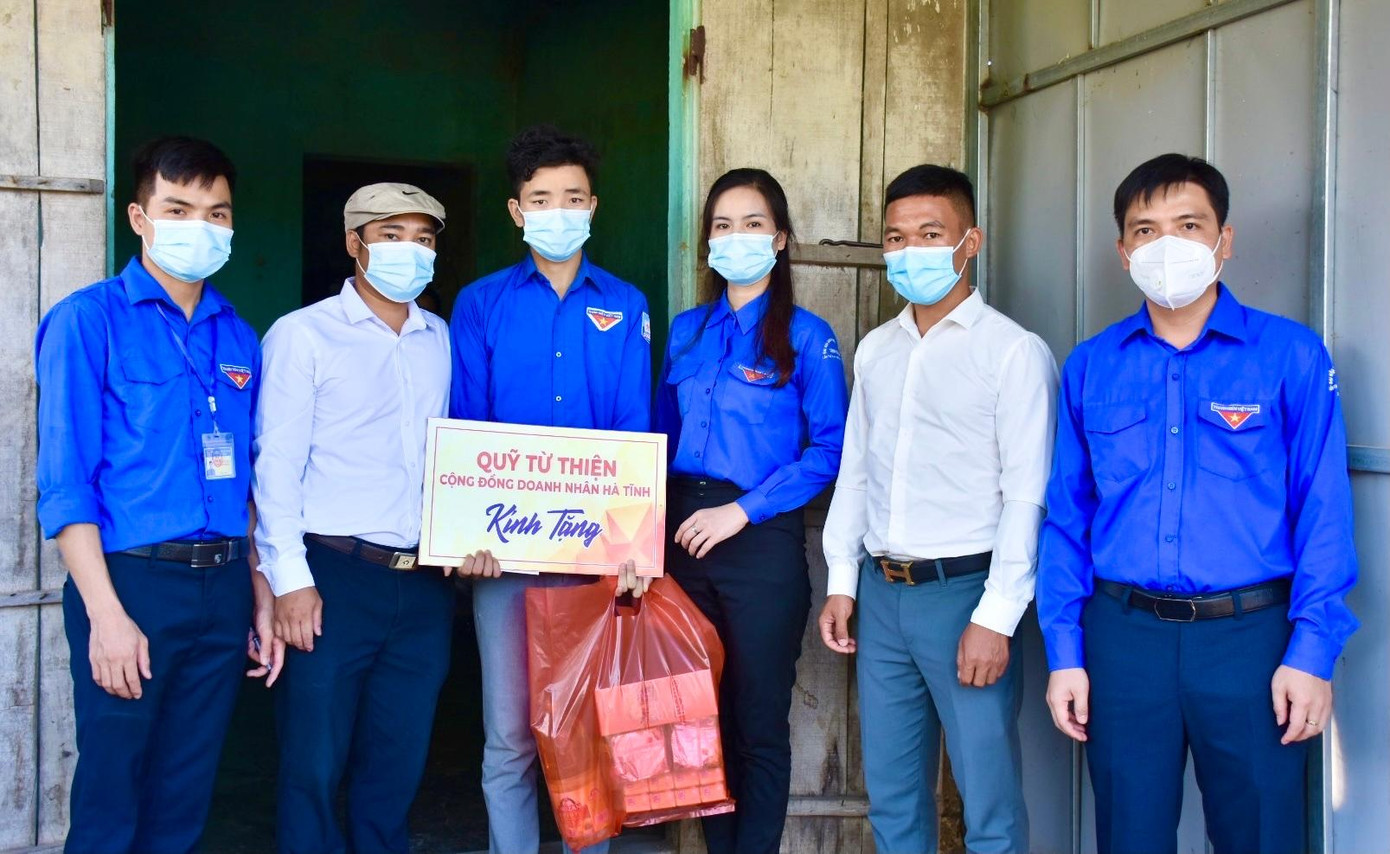 Hỗ trợ trao quà cho thí sinh có hoàn cảnh khó khăn tại huyện Kỳ Anh. Hỗ trợ trao quà cho thí sinh có hoàn cảnh khó khăn tại huyện Kỳ Anh.