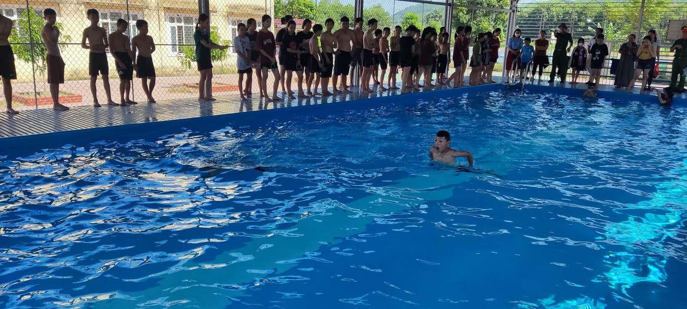 Tại lớp học các em được hướng dẫn những kỹ năng bơi lội như làm quen và tập nhảy xuống nước; tập thở đúng cách khi tiếp xúc trực tiếp với nước; kỹ thuật bơi thông dụng, bơi ếch, bơi ngửa… Ngoài ra, các trẻ em được rèn kỹ năng xử lý khi ở dưới nước. Tại lớp học các em được hướng dẫn những kỹ năng bơi lội như làm quen và tập nhảy xuống nước; tập thở đúng cách khi tiếp xúc trực tiếp với nước; kỹ thuật bơi thông dụng, bơi ếch, bơi ngửa… Ngoài ra, các trẻ em được rèn kỹ năng xử lý khi ở dưới nước.