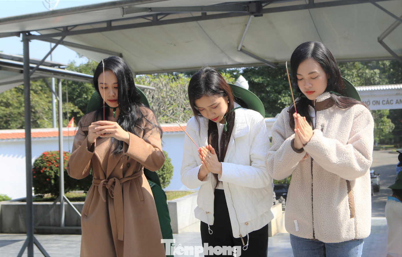 Á hậu 1 Trịnh Thuỳ Linh, á hậu 2 Lê Nguyễn Ngọc Hằng, người đẹp nhân ái Nguyễn Ngọc Mai dâng hương tại Khu di tích Ngã ba Đồng Lộc.