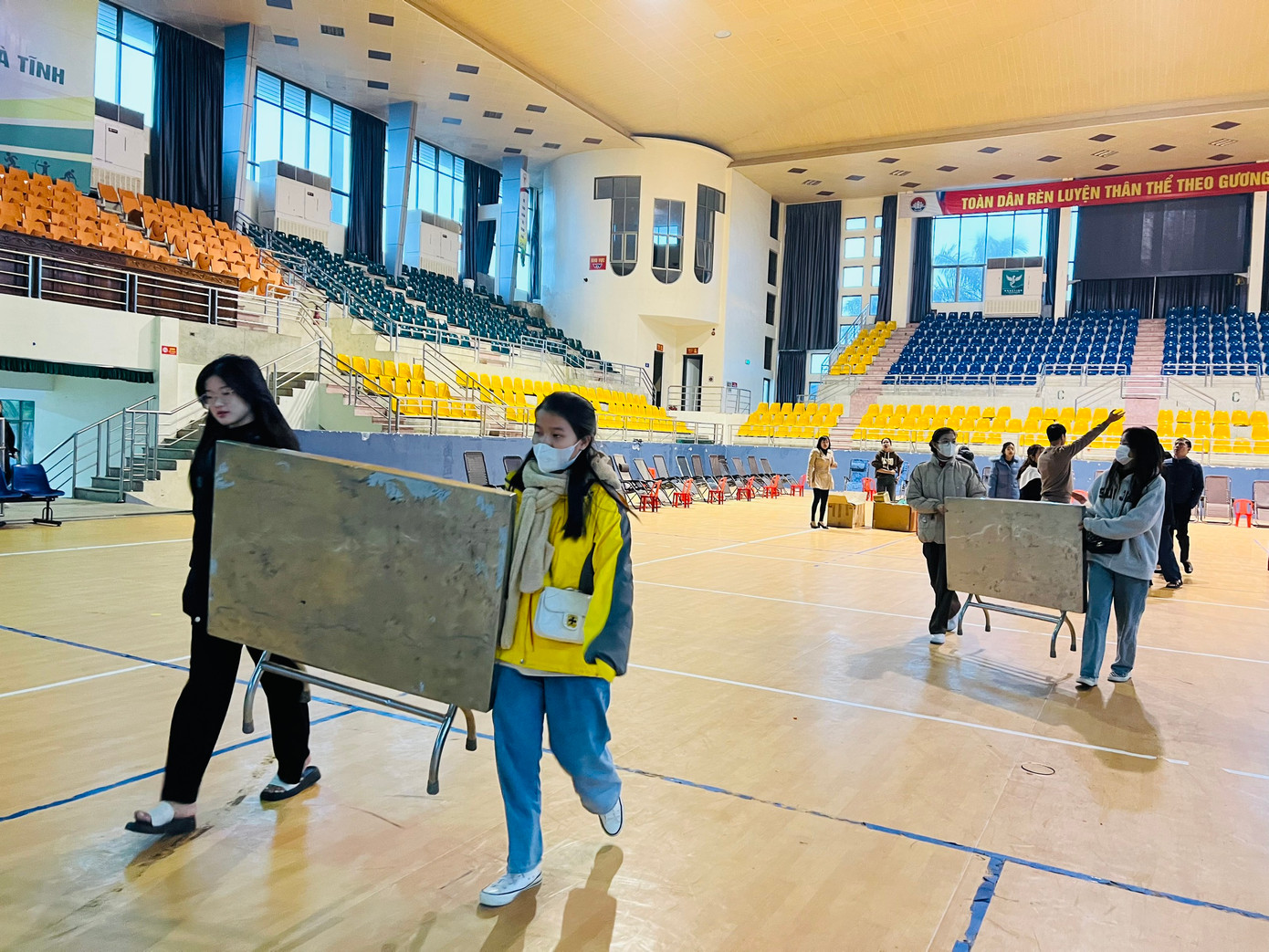 Đoàn viên thanh niên dọn dẹp bàn ghế. Đoàn viên thanh niên dọn dẹp bàn ghế.