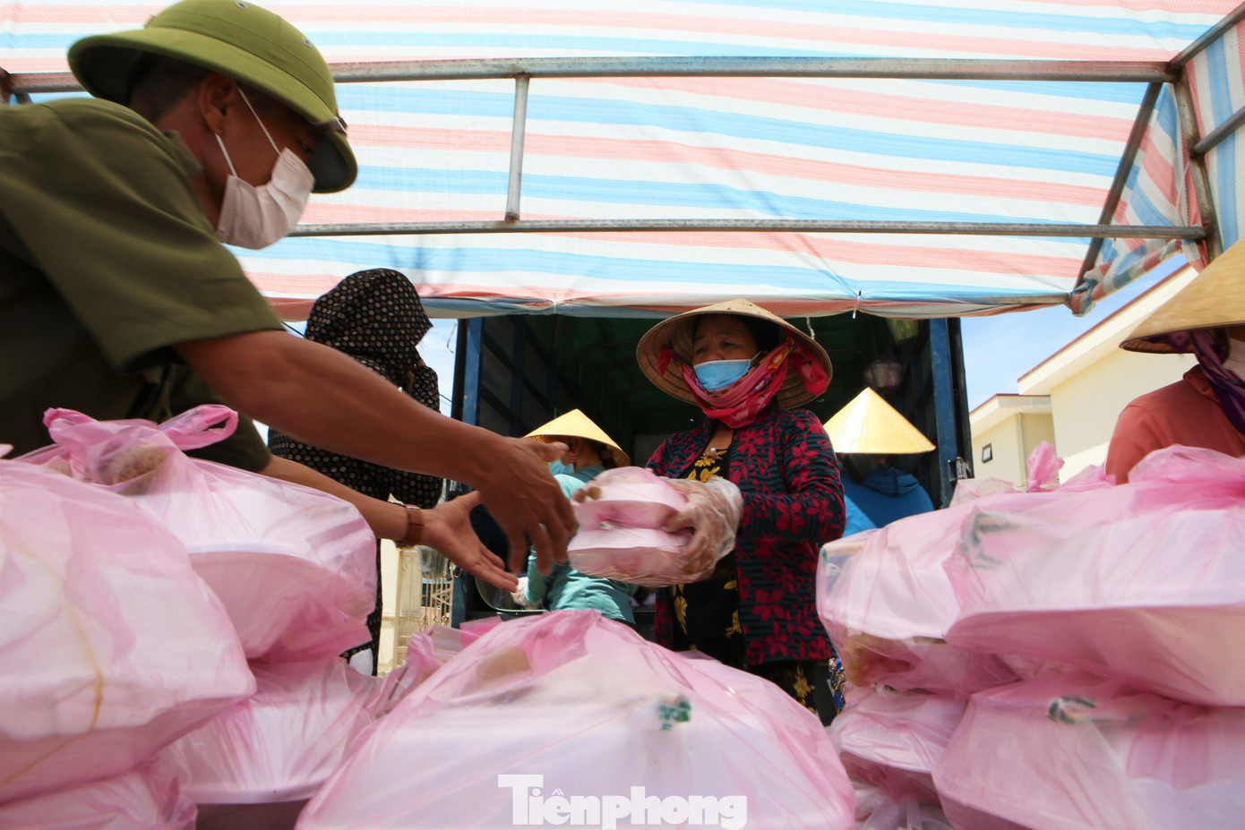 Ông Nguyễn Thanh Long - Chủ tịch UBMTTQ huyện Cẩm Xuyên cho biết, khi tiếp nhận công dân từ vùng dịch về địa phương, huyện đã vận động nấu hơn 8.000 suất cơm miễn phí hỗ trợ cho người đang thực hiện cách ly tập trung.