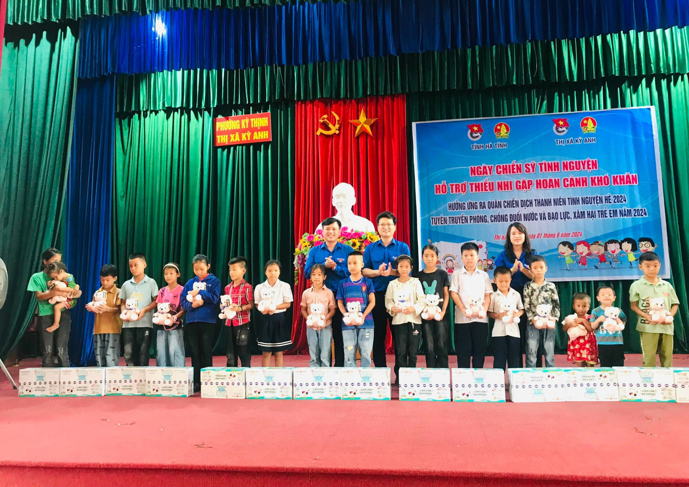 Nằm trong chuỗi các hoạt động Chiến dịch Thanh niên tình nguyện Hè năm 2024, ngày 1/6, Ban Thường vụ Tỉnh Đoàn, Hội đồng Đội tỉnh Hà Tĩnh đã triển khai đồng loạt ngày cao điểm chiến sĩ tình nguyện hỗ trợ thiếu nhi gặp hoàn cảnh khó khăn tại các cơ sở Đoàn, Đội trên địa bàn toàn tỉnh. Ảnh: HN