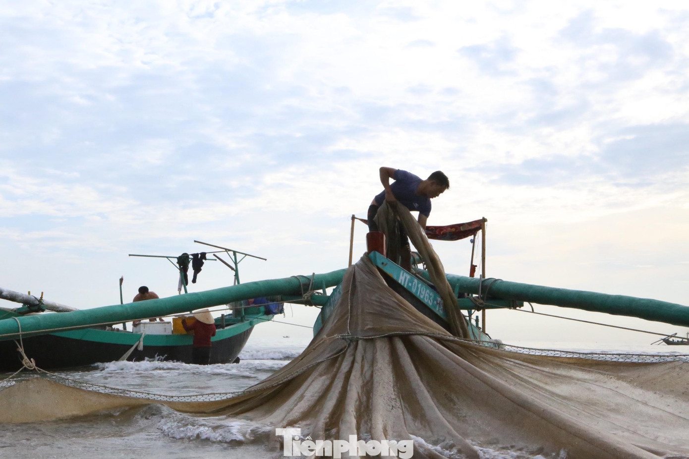 Từ sáng đến giờ, hàng chục chiếc thuyền cứ nối đuôi nhau cập bến đưa cá vào bờ. Thuyền nào cá cũng chất đầy khoang, cứ đưa cá vào rồi lại nhổ neo quay ra đánh bắt tiếp, đến 11h,12h mới về.
