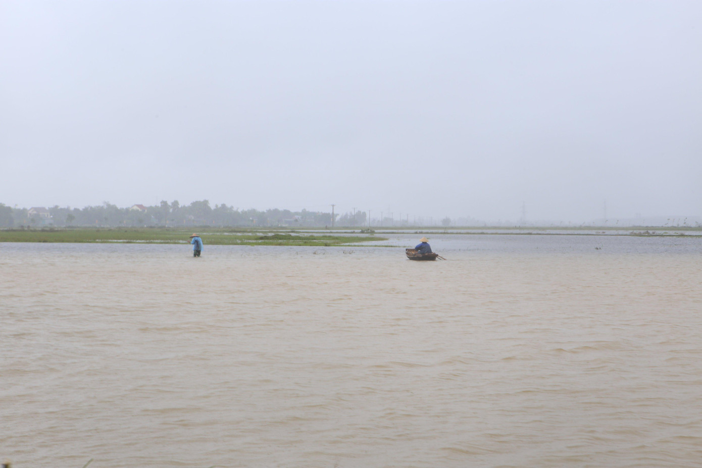 Ngày 17/10, nhiều thôn ở khu vực xã Cẩm Thành, huyện Cẩm Xuyên (Hà Tĩnh) ngập sâu sau mưa lớn cùng với hồ Kẻ Gỗ xả lũ. Cũng trong ngày, người dân đổ xô ra đồng, đường làng, mương nước để đánh bắt cá. Họ xem thời điểm này như là mùa lộc trời có nhiều tôm cá. Ngày 17/10, nhiều thôn ở khu vực xã Cẩm Thành, huyện Cẩm Xuyên (Hà Tĩnh) ngập sâu sau mưa lớn cùng với hồ Kẻ Gỗ xả lũ. Cũng trong ngày, người dân đổ xô ra đồng, đường làng, mương nước để đánh bắt cá. Họ xem thời điểm này như là mùa lộc trời có nhiều tôm cá.