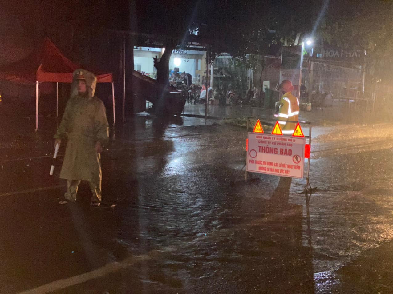 Trong đêm công an cắm biển chốt biển báo khu vực ngập lụt trên đường mòn Hồ Chí Minh để đảm bảo an toàn giao thông qua tuyến.