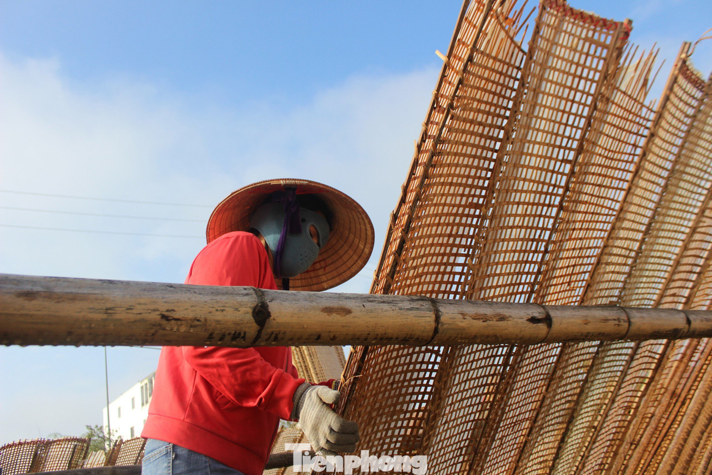 Nghề bánh đa nem xã Thạch Hưng bình quân mỗi năm cho doanh thu đạt khoảng 30 tỉ đồng, giải quyết việc làm cho hơn 200 lao động địa phương. Nghề bánh đa nem xã Thạch Hưng bình quân mỗi năm cho doanh thu đạt khoảng 30 tỉ đồng, giải quyết việc làm cho hơn 200 lao động địa phương.