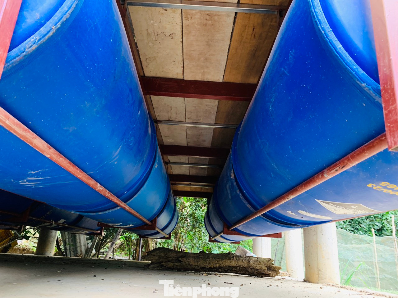 Nhà Phao chống lũ được thiết kế bằng khung thép chịu lực, mái lợp tôn, phía dưới lắp đặt nhiều thùng phuy cỡ lớn.