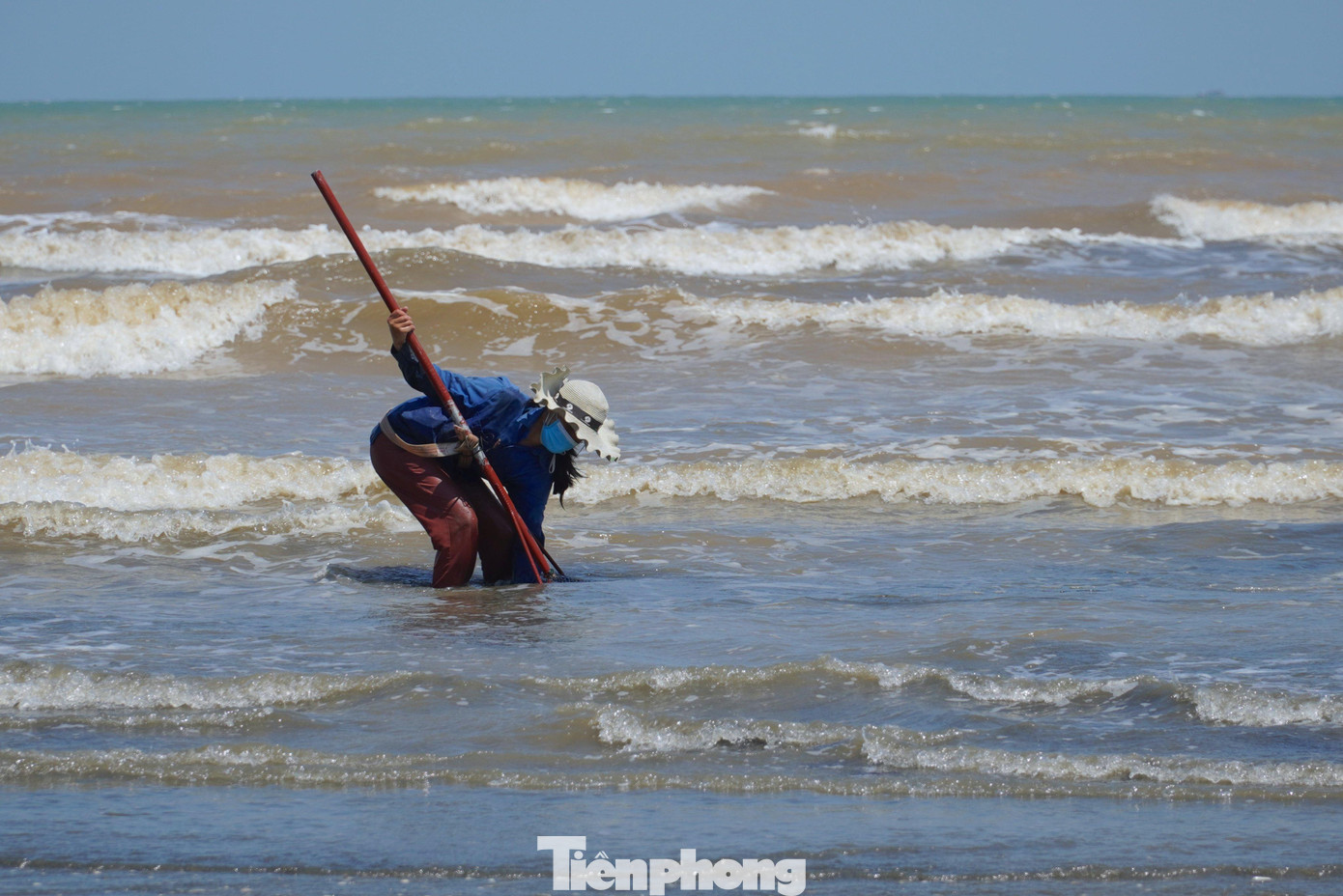 "Nghề này chủ yếu phụ thuộc vào con nước (thủy triều). Khi nước xuống thì chúng tôi đi đánh bắt, đến khi nước lên sẽ ra về. Cào ngao này thực hiện một mình, không như kéo cá đông người hơn. Dù vậy nhưng công việc cào ngao này có thể phụ nữ, người già cũng làm được, nếu mà may mắn mỗi ngày cũng kiếm được từ 300-500 ngàn đồng", bà Nguyễn Thị Thuỷ (trú xã Thạch Kim, huyện Lộc Hà) cho hay.