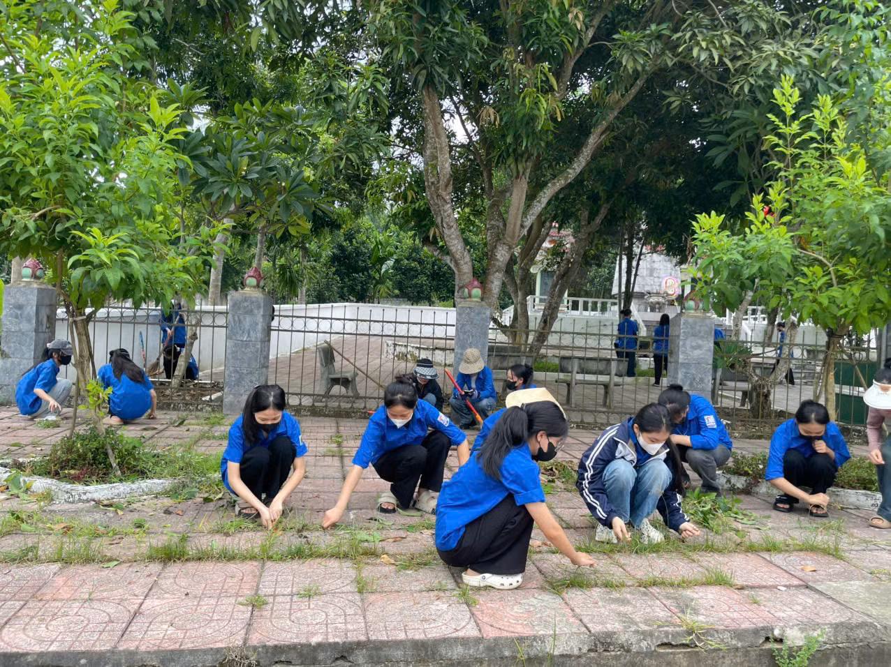 Tại xã Gia Hanh (đơn vị hành chính mới sáp nhập từ xã Gia Hanh, xã Khánh Vĩnh Yên và xã Thanh Lộc), lực lượng đoàn viên, thanh niên cũng đã huy động đông đảo tham gia dọn vệ sinh, chỉnh trang khuôn viên tại các cụm đài tưởng niệm liệt sĩ trên địa bàn.